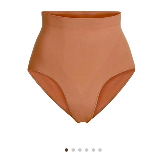 SKIMS Sculpting Mid Waist Briefs - Picture 6 of 6